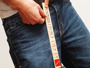 Muž měření délky penisu