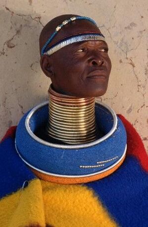 Prsteny na protažení krku muže z afrického kmene