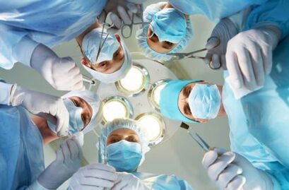 Chirurgové provádějí operaci zvětšení penisu