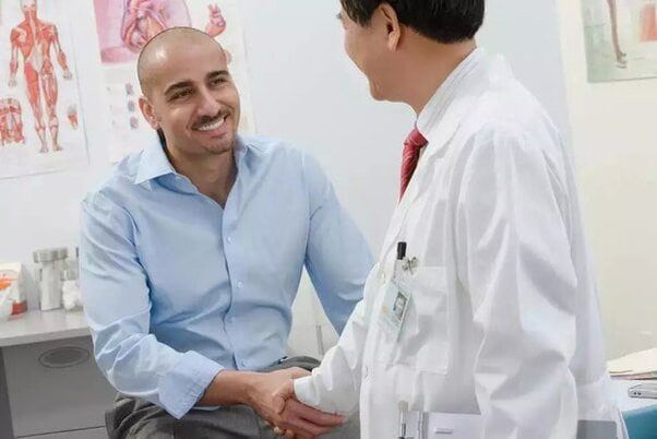 pacient děkuje lékaři za operaci zvětšení penisu